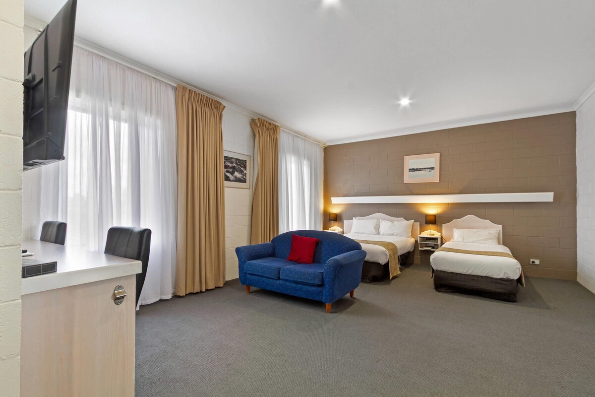 Blackout curtains, soundproofing, iron/ironing board, free WiFi