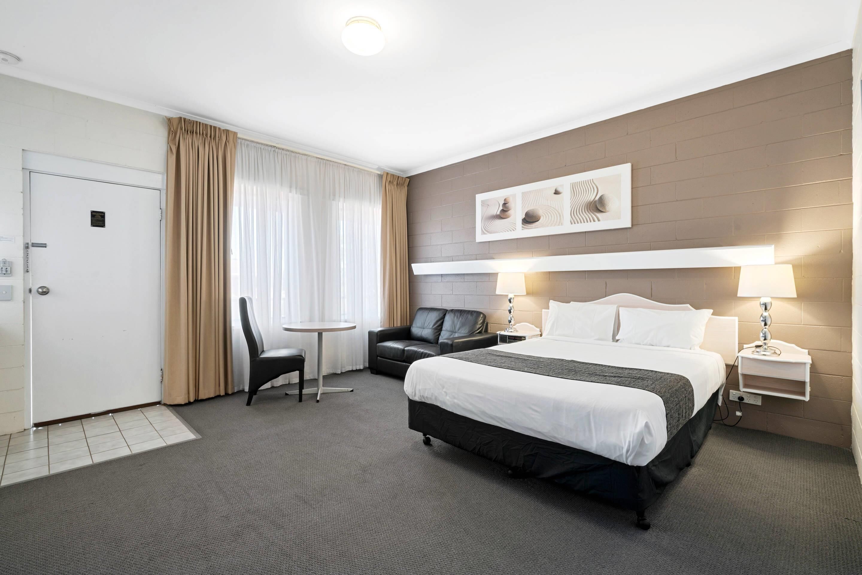 Deluxe Queen Suite | Blackout drapes, soundproofing, iron/ironing board, WiFi (free)