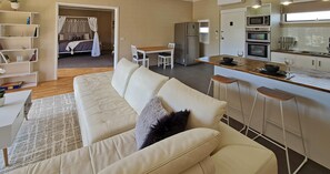 Apartment, 1 Bedroom, Non Smoking (1 King Bed) | Blackout drapes, soundproofing, iron/ironing board, free WiFi - Comfort Inn & Suites King Avenue (Sale)