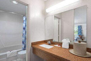 Ensemble douche/baignoire, sèche-cheveux, serviettes fournies
