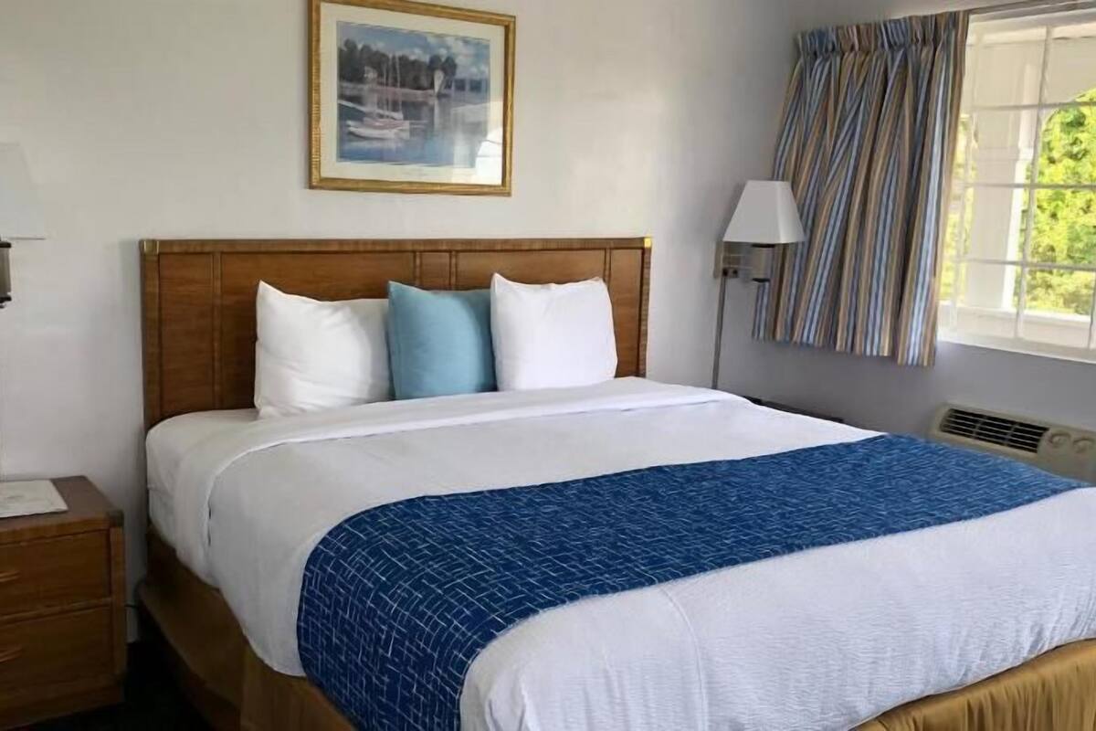 Desk, iron/ironing board, rollaway beds, free WiFi