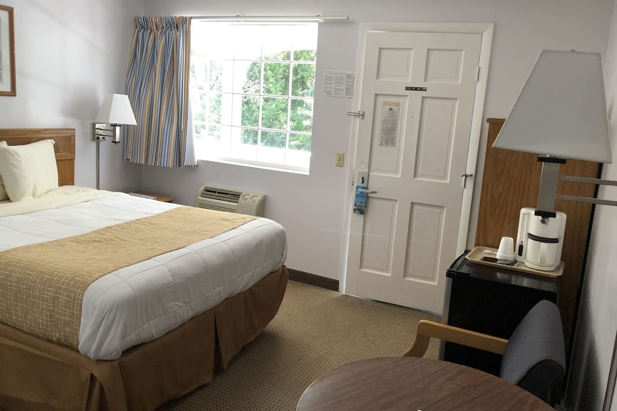 Desk, iron/ironing board, rollaway beds, free WiFi
