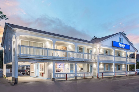 Exterior. Travelodge by Wyndham Cape Cod Area