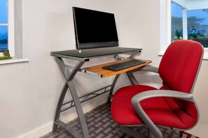 Business centre - Travelodge by Wyndham Cape Cod Area (West Dennis)