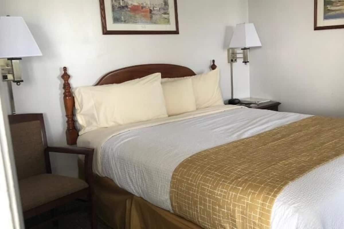 Desk, iron/ironing board, rollaway beds, free WiFi