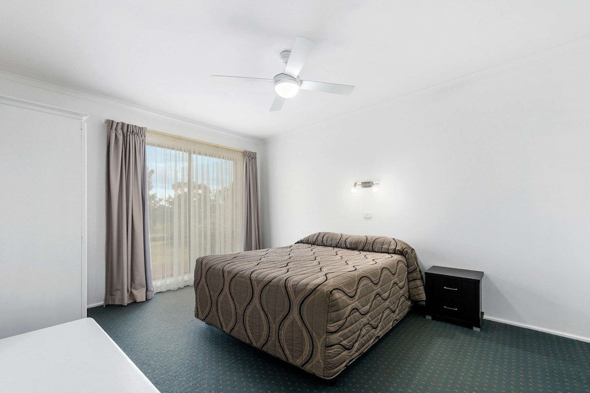 Family Room, 2 Bedrooms, Non Smoking (Family Unit) | Iron/ironing board, free WiFi, bed sheets