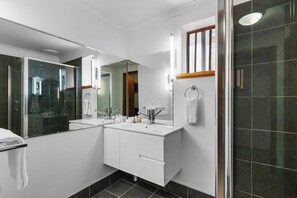 Studio, Multiple Beds, Non Smoking | Iron/ironing board, free WiFi, bed sheets - Comfort Inn & Suites Riverland (Barmera)