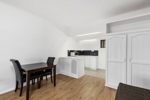 Standard Studio, Multiple Beds, Non Smoking | Private kitchenette | Fridge, microwave, electric kettle