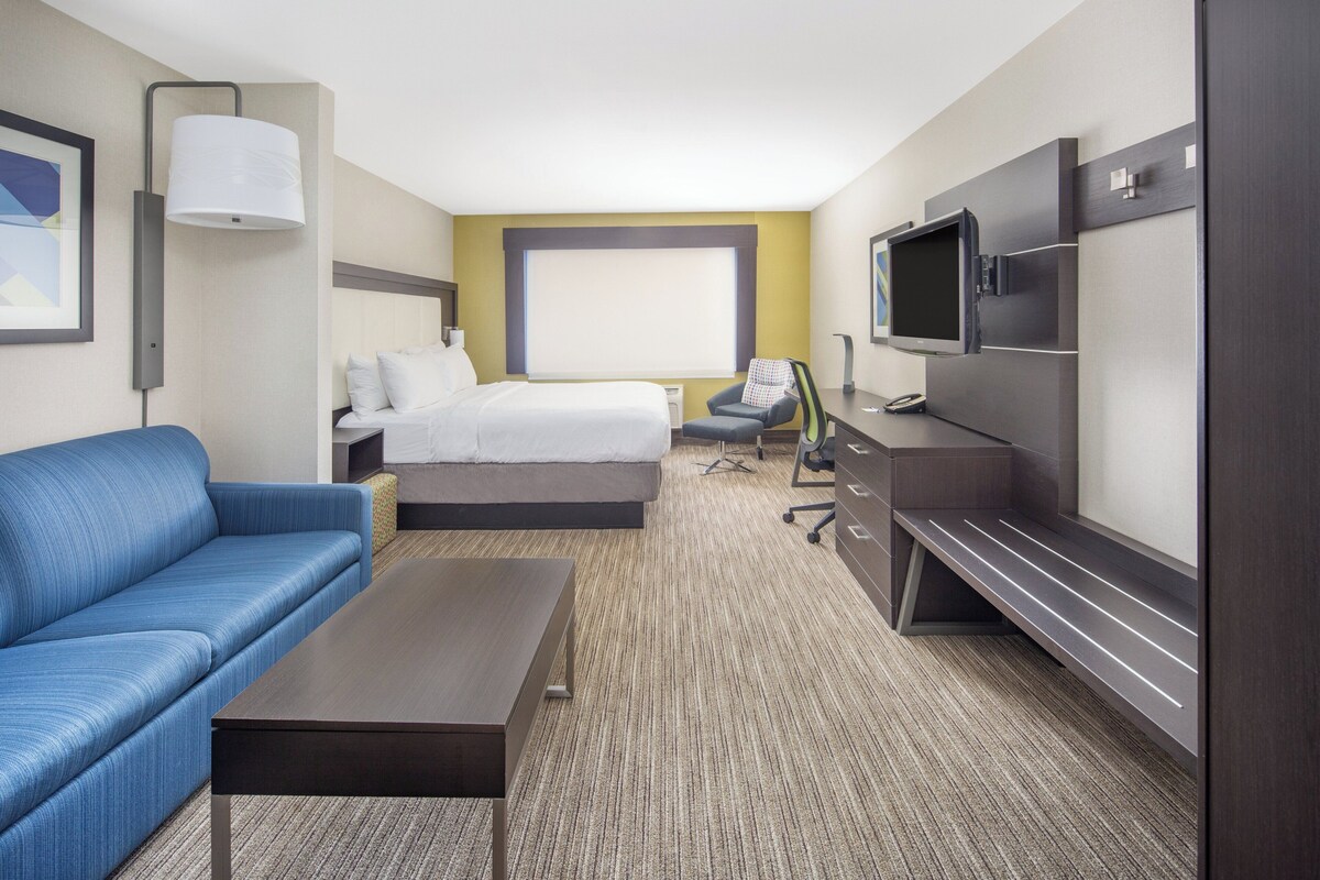 In-room safe, desk, iron/ironing board, cribs (free)