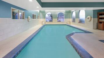 Kolam renang indoor