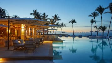 6 restaurants, breakfast, lunch, dinner served; international cuisine