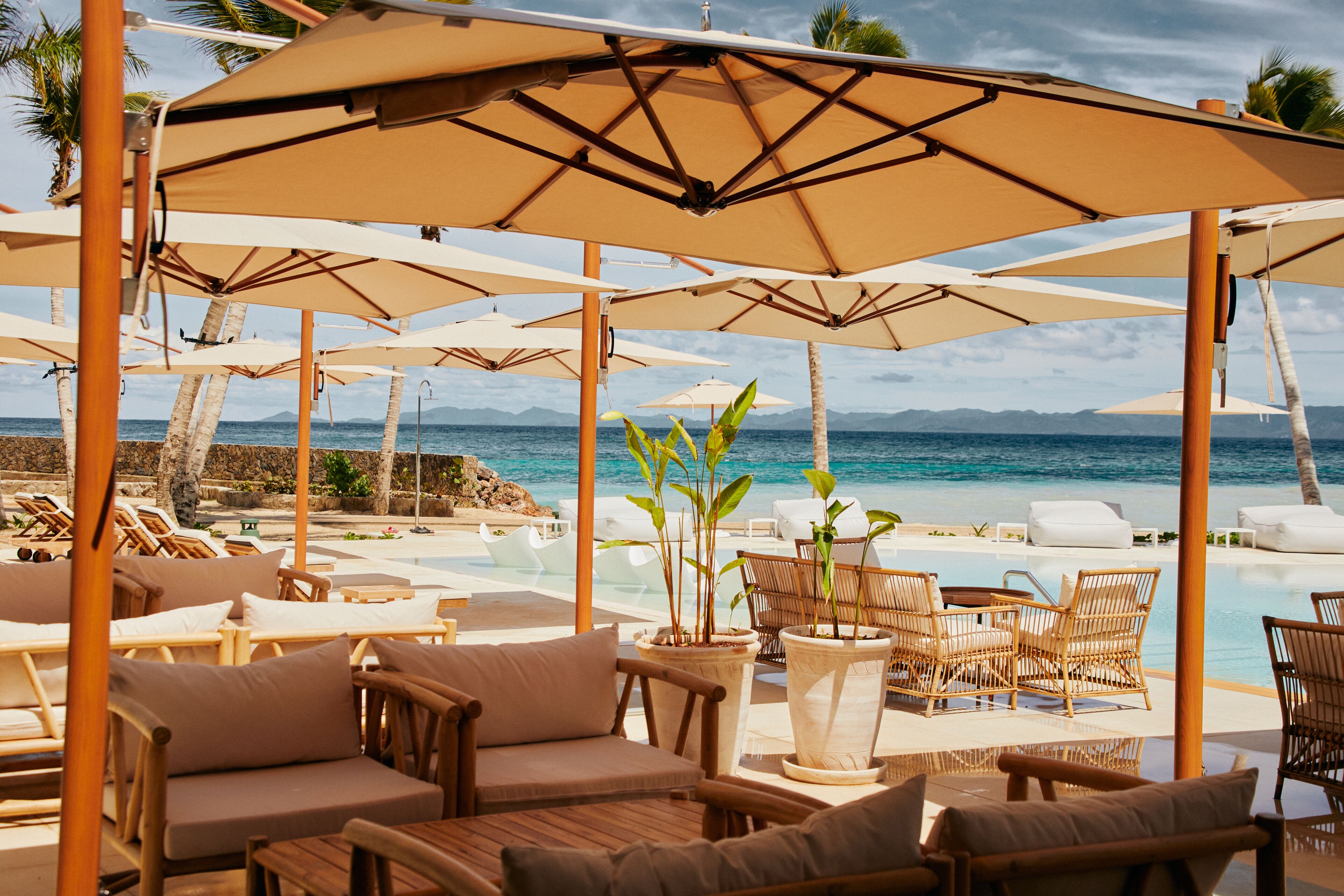 6 restaurants; breakfast, lunch, dinner and brunch served 
