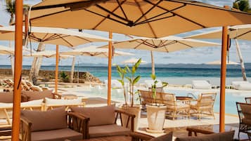 6 restaurants; breakfast, lunch, dinner and brunch served