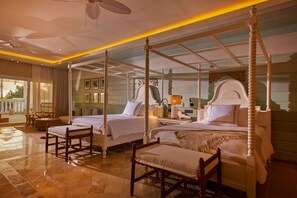 ميني بار وخزنة داخل الغرفة ومكتب ومكواة/لوح كي