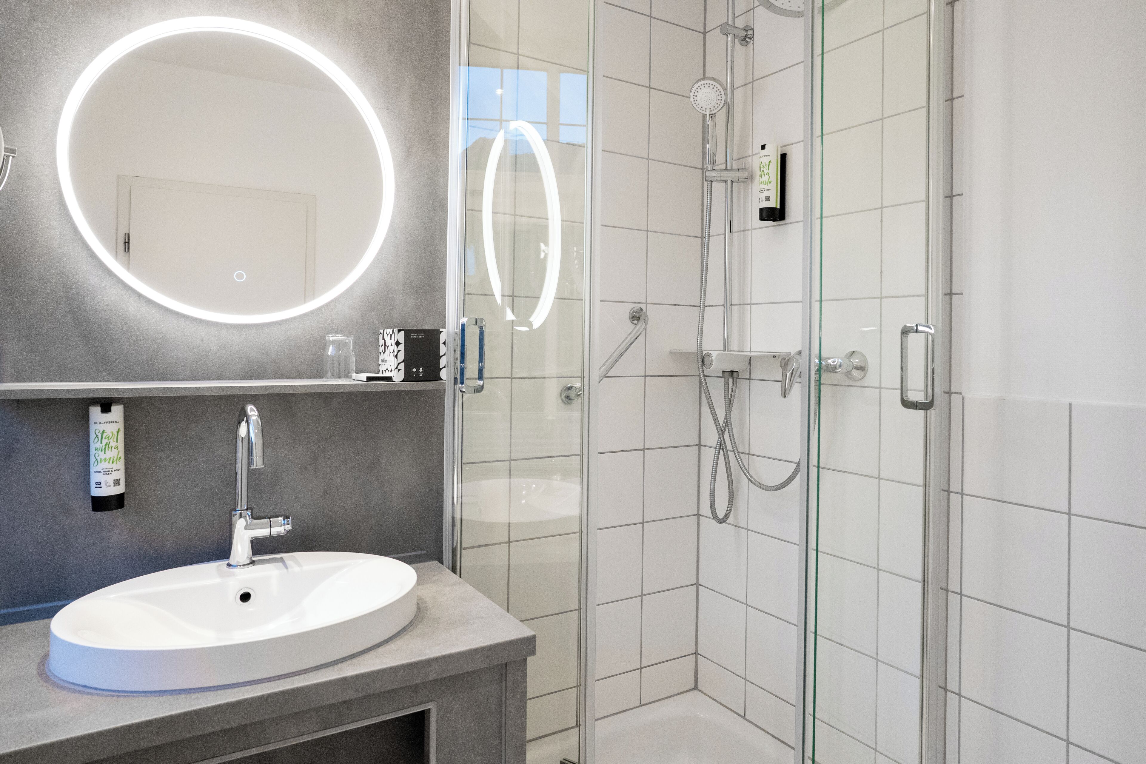 Comfort-Einzelzimmer | Badezimmer | Hausschuhe