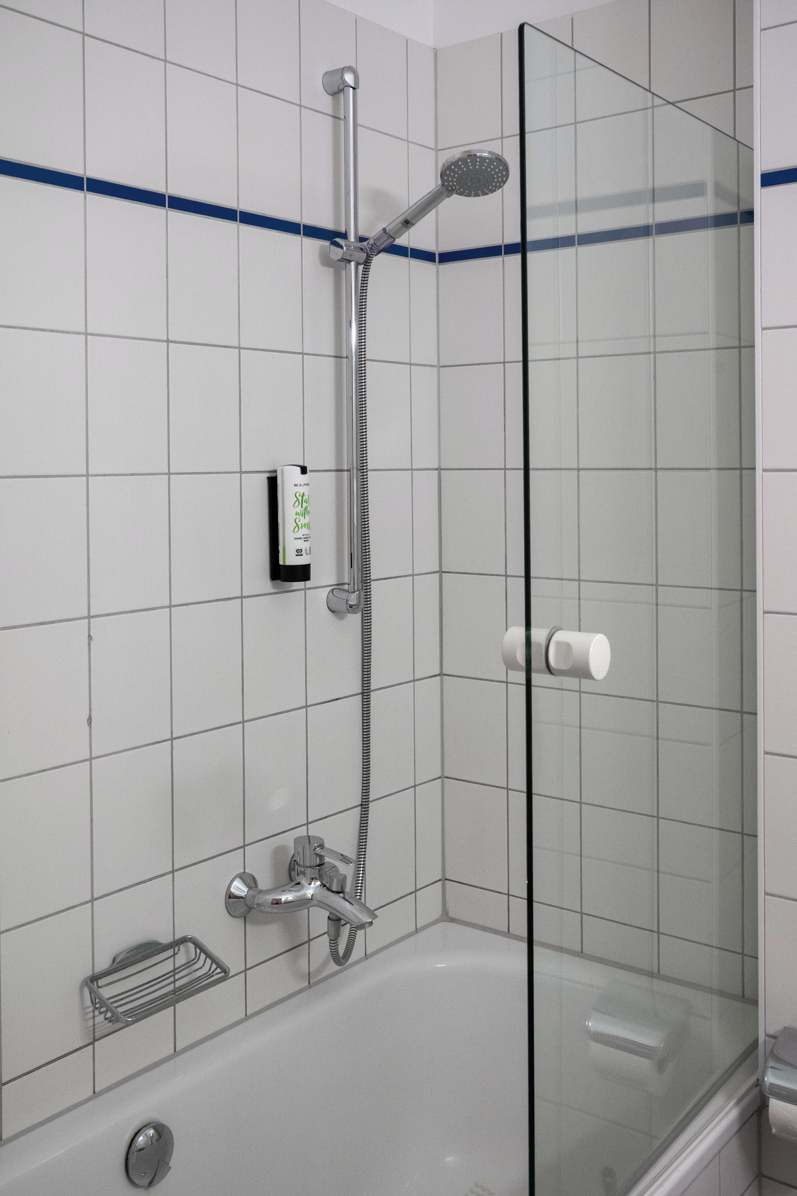 Eine begehbare Duschkabine mit einer Handbrause, wiederholt.