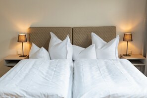 Hypo-allergenic bedding, in-room safe, free WiFi, bed sheets - Hotel Glockenhof Eisenach (Eisenach)