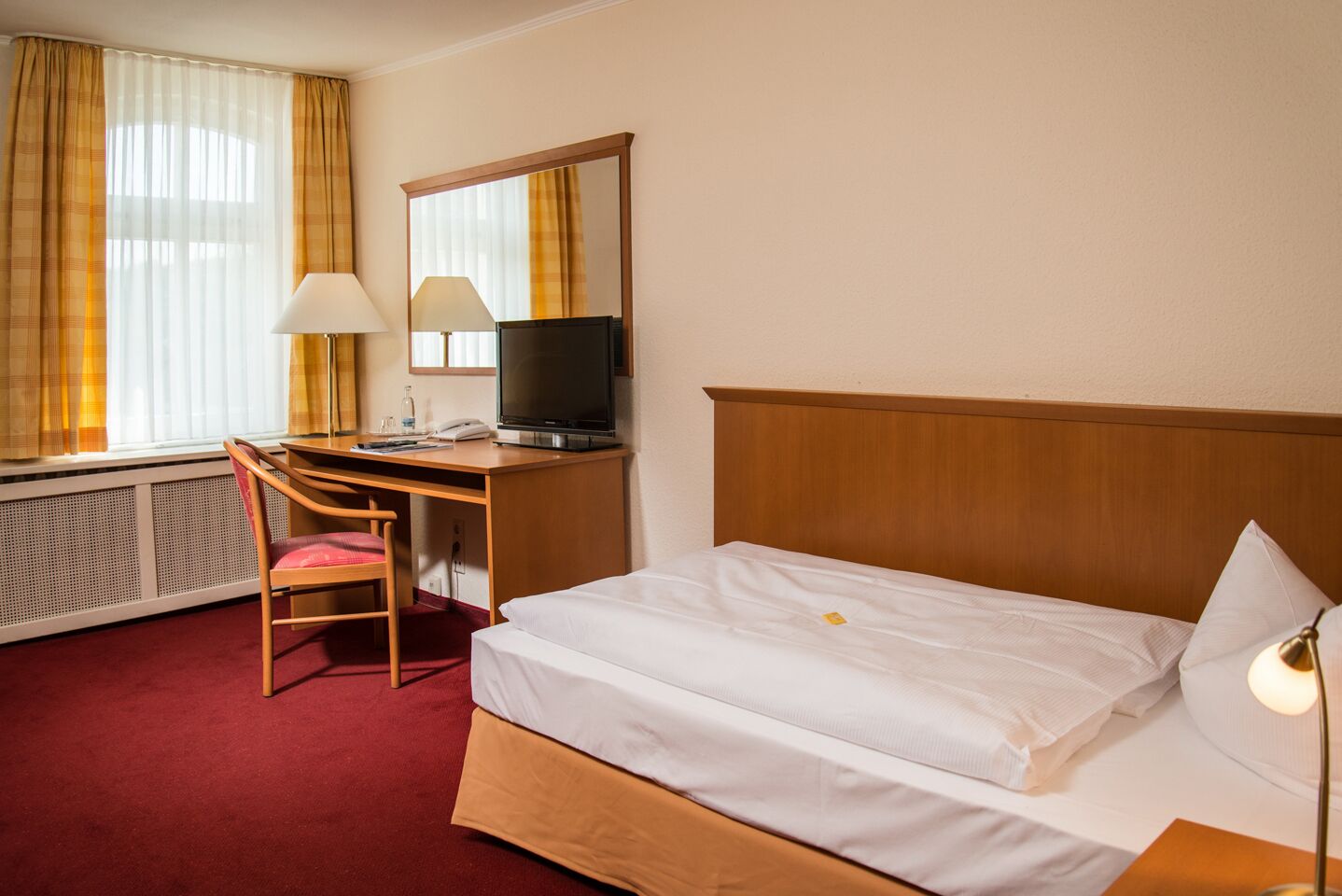 hypo-allergenic bedding, in-room safe, desk, free wifi