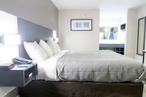 Camas con pillow-top, escritorio y tabla de planchar con plancha