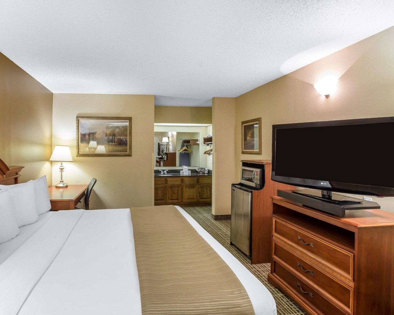 Pillowtop beds, desk, iron/ironing board, free WiFi