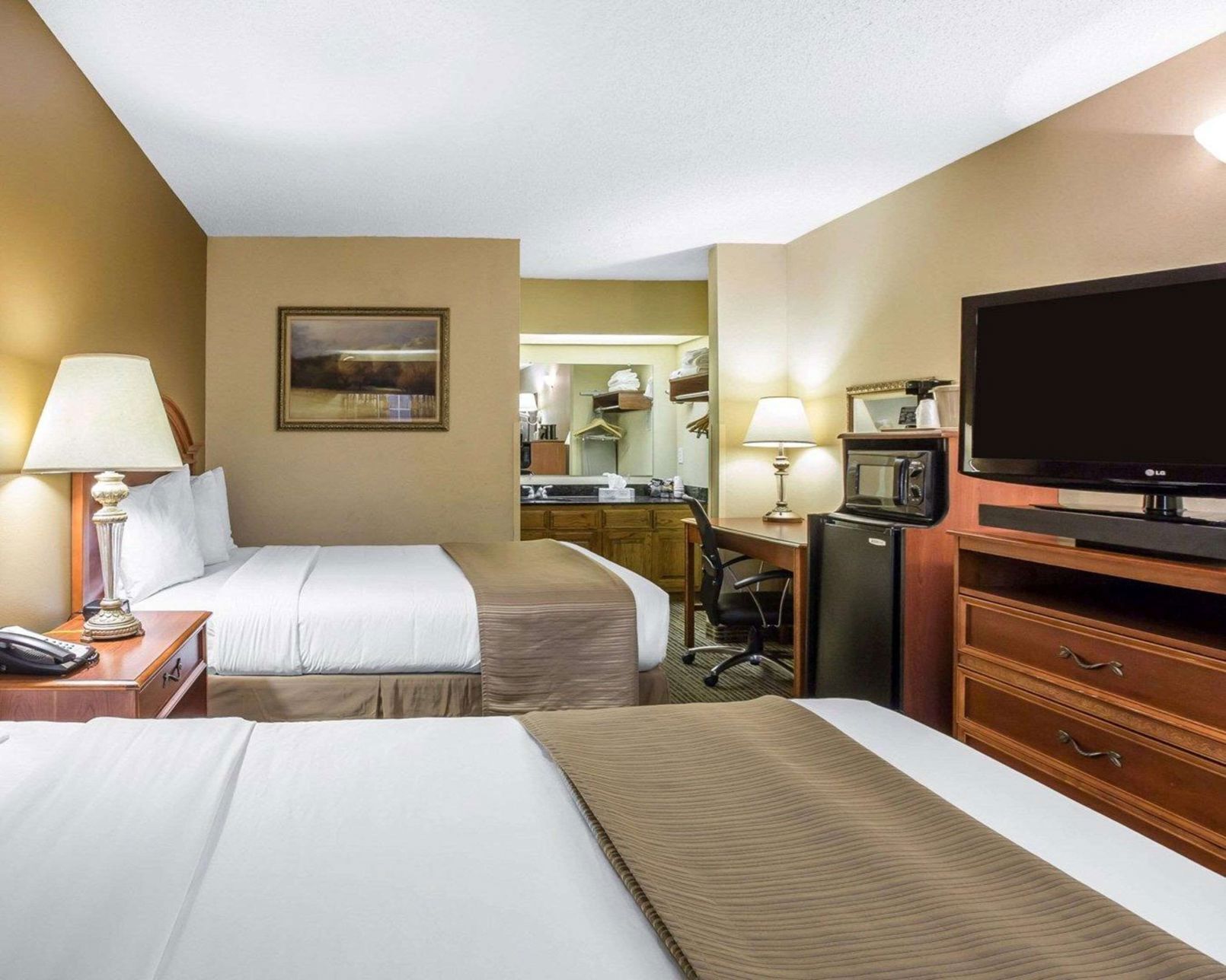 Pillowtop beds, desk, iron/ironing board, free WiFi