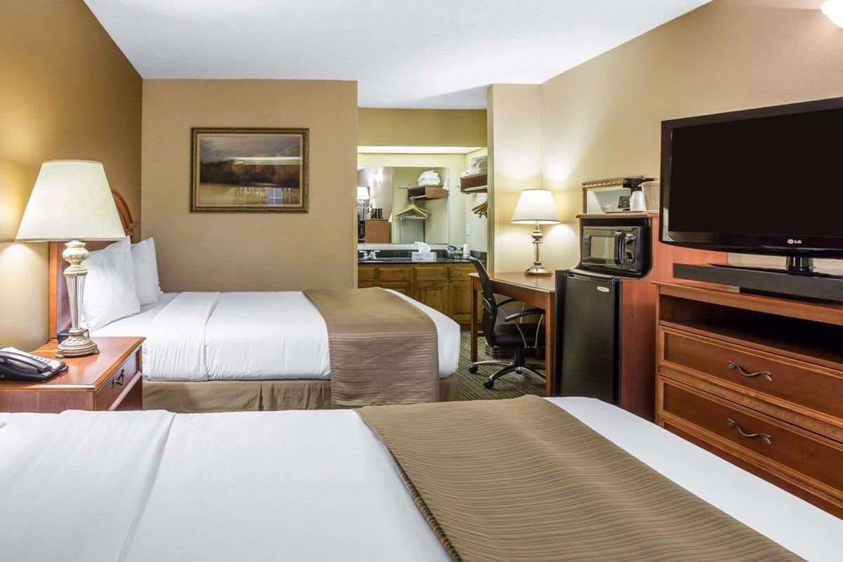 Pillowtop beds, desk, iron/ironing board, free WiFi