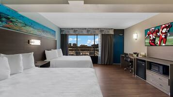 Premium-værelse - 2 dobbeltsenge - delvis havudsigt (Upgraded Bedding,Snack Box,Smoke Free) | Skrivebord, arbejdsområde til bærbare computere, mørklægningsgardiner