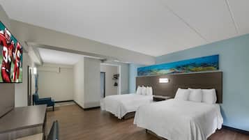 Een bureau, een laptopwerkplek, verduisterende gordijnen