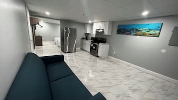 Suite, 2 Double Beds (Kitchen, Smoke Free) | Private kitchen | Mini-fridge, microwave, coffee/tea maker