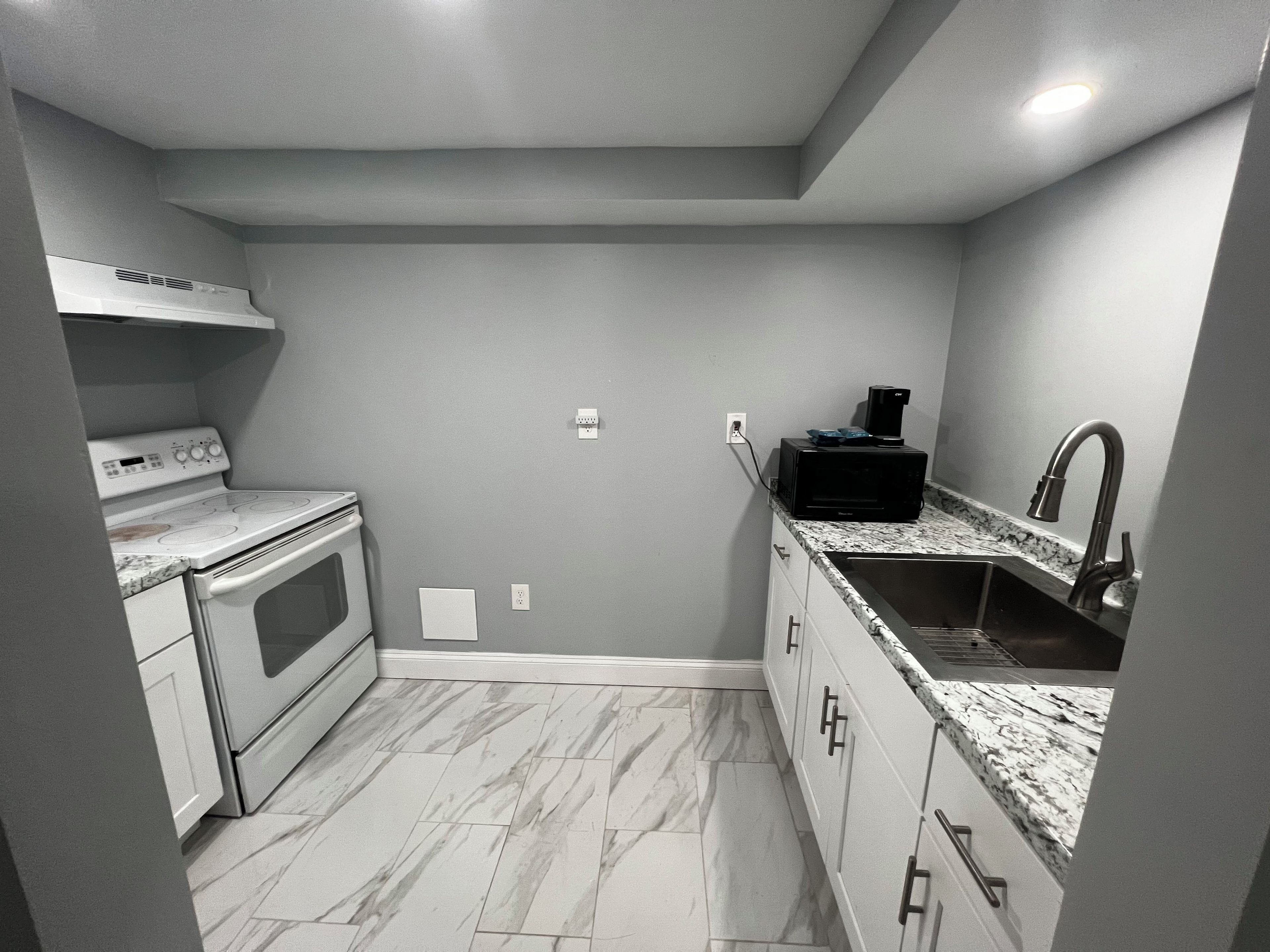 Chambre supérieure, 1 très grand lit (Kitchen, Smoke Free) | Cuisine privée | Cafetière-théière, mini-réfrigérateur, four à micro-ondes