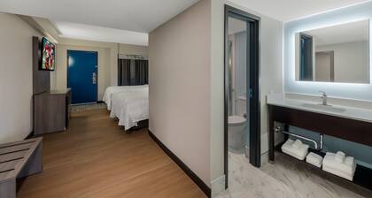 Red Roof PLUS+ & Suites Virginia Beach – Seaside