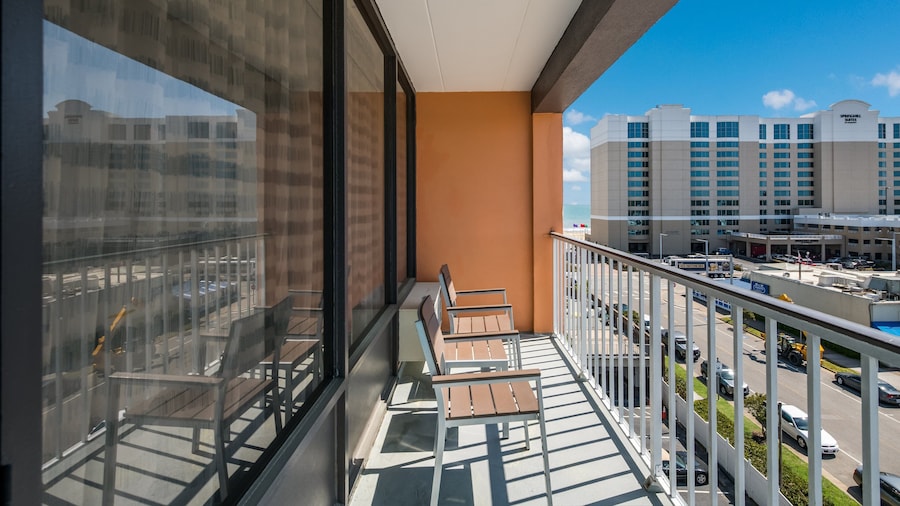Red Roof PLUS+ & Suites Virginia Beach – Seaside