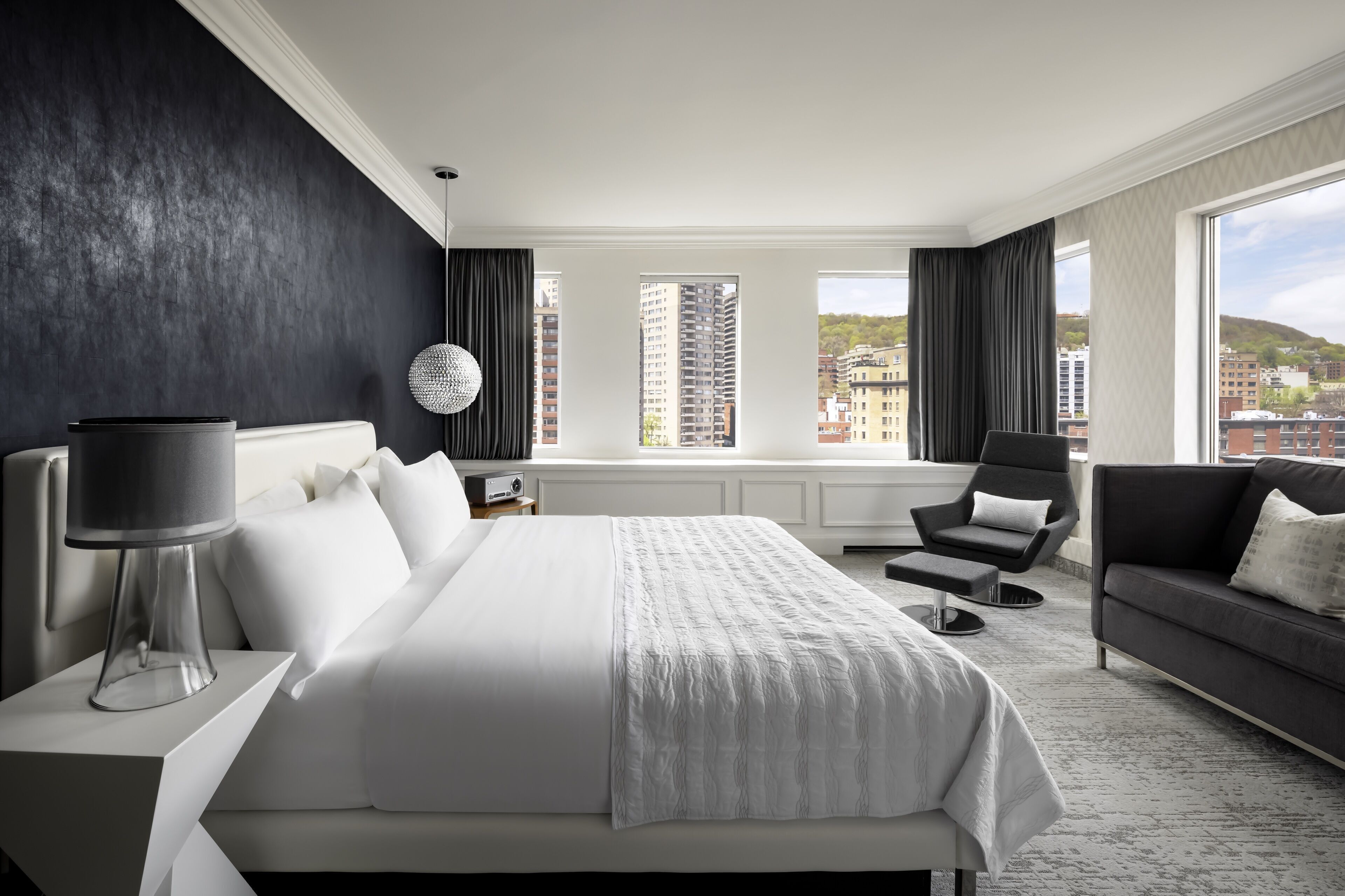 1 多间卧室、高档床上用品、加厚床垫、客房内保险箱