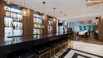 Breakfast, lunch, dinner served; Italian cuisine