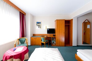 Habitación estándar con 2 camas individuales | Ropa de cama de alta calidad, camas con efecto memoria y minibar 