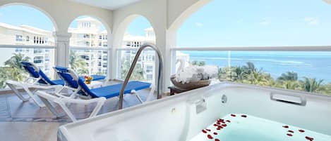 Suite estudio junior, hidromasaje, vista al océano | Artículos del minibar gratis y caja de seguridad en la habitación