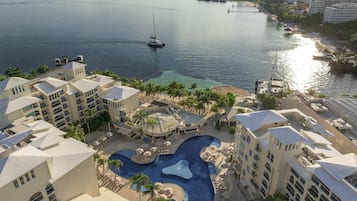 Am Strand, weißer Sandstrand, Liegestühle, Sonnenschirme