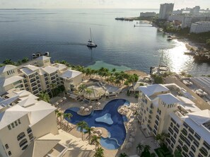 On the beach, white sand, sun loungers, beach umbrellas - Occidental Costa Cancún All Inclusive (Cancun)