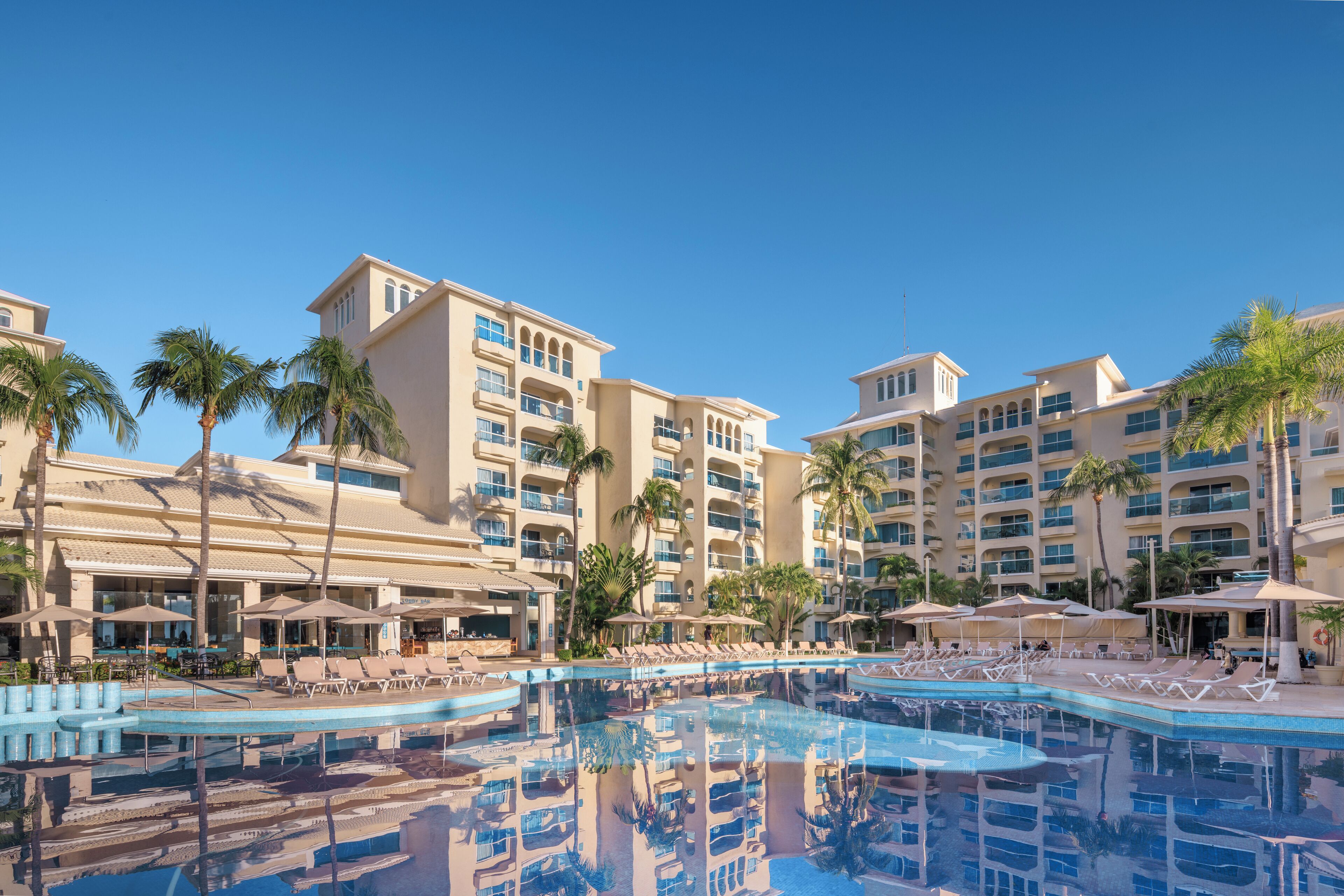 Utendørsbasseng, bassengparasoller og solsenger