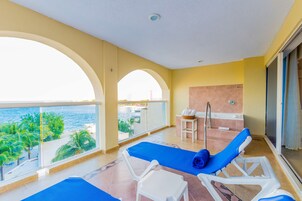 小型开间套房, 热水浴缸, 海洋景观 | 迷你吧（备有免费物品）、客房内保险箱、遮光窗帘、熨斗/熨衣板