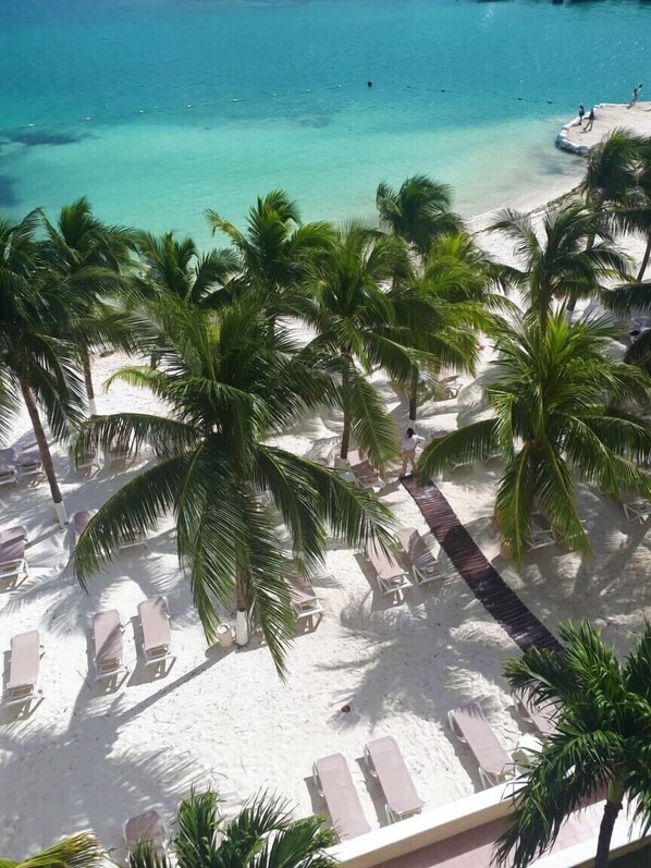 On the beach, white sand, sun loungers, beach umbrellas - Occidental Costa Cancún All Inclusive (Cancun)