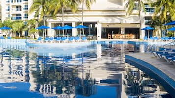 Kolam renang outdoor, dengan payung kolam renang dan kursi berjemur