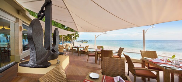 Outdoor dining - Occidental Costa Cancún All Inclusive (Cancun)