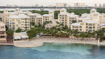 Sur la plage, sable blanc, chaise longue, parasol