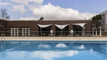 2 kolam renang outdoor, dengan payung kolam renang dan kursi berjemur