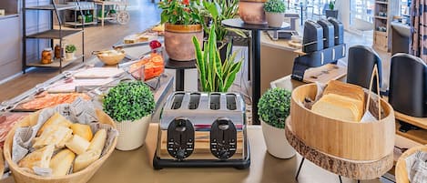 Der serveres morgenmad, frokost og aftensmad