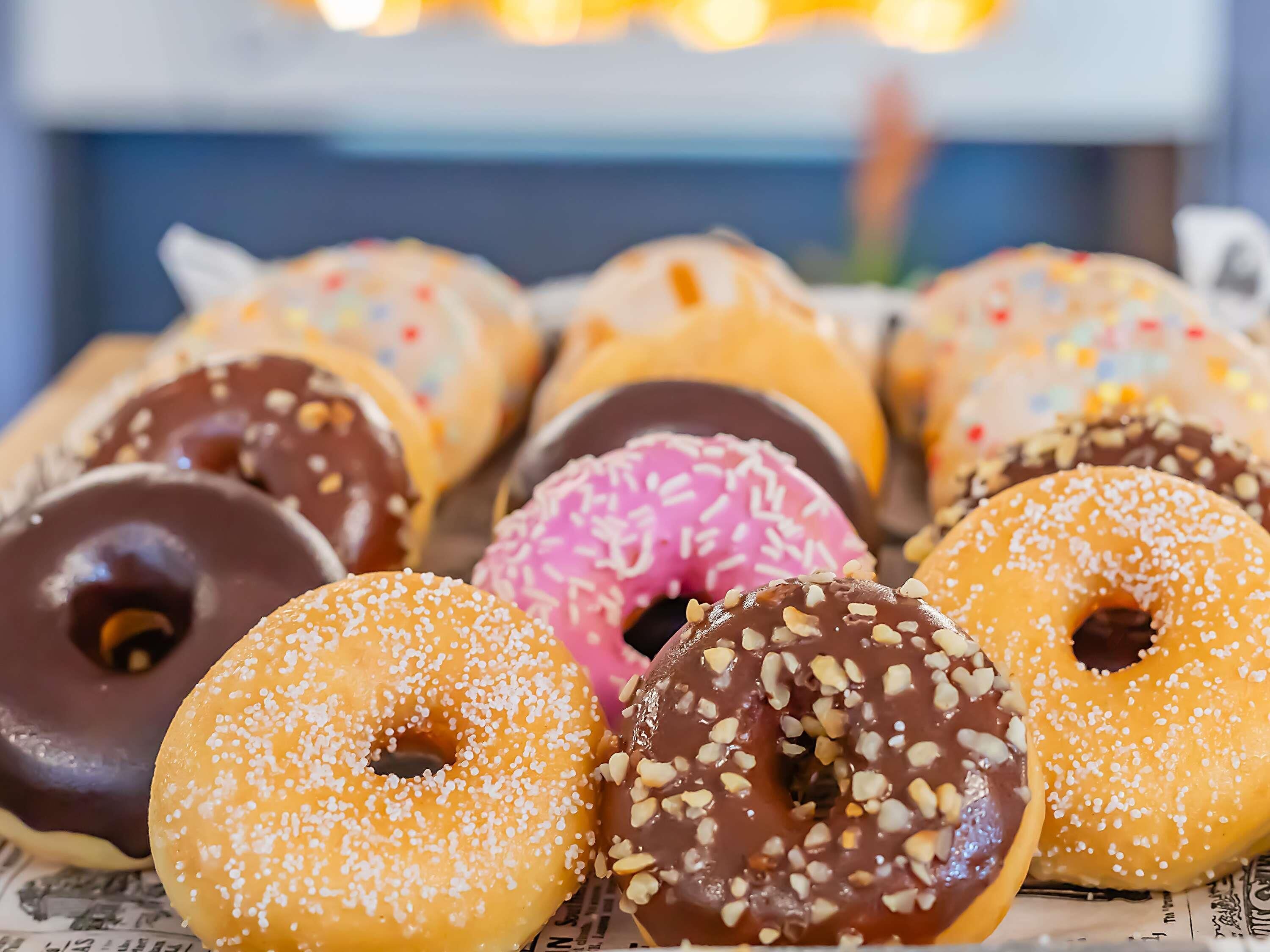 Donuts assortiti con diverse guarnizioni e colori.