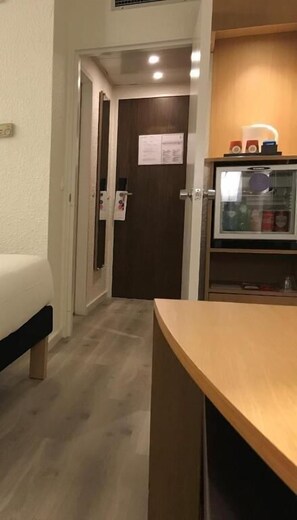 Habitació estàndard, vistes a la piscina (2 Single beds and 1 Sofa bed) | 1 dormitori, minibar, caixa forta a l'habitació i escriptori 