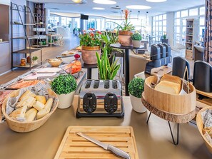 Daily buffet breakfast for a fee - Novotel Setubal (Setubal)