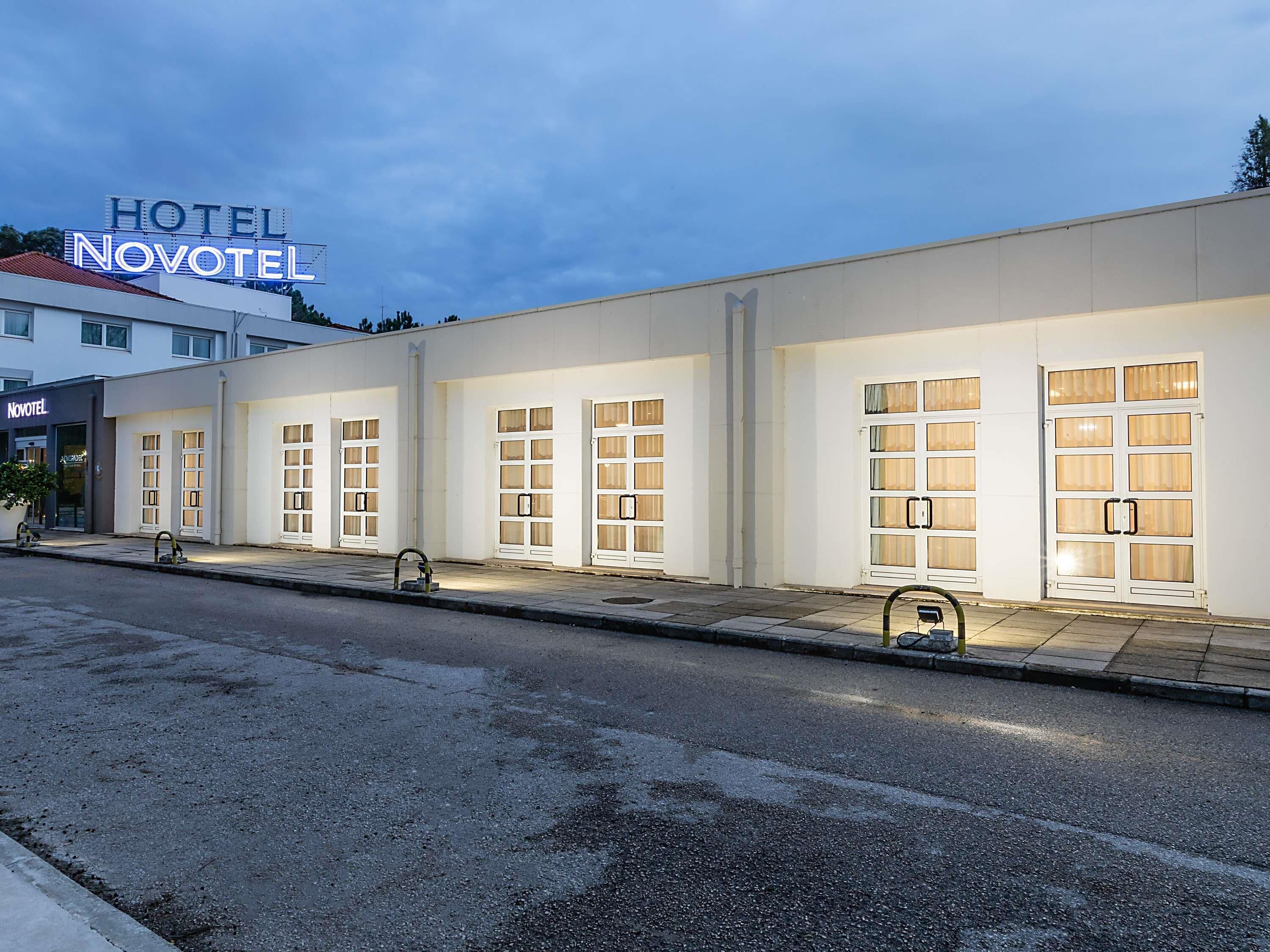 Ein Hotel mit moderner Fassade, zahlreichen Fenstern und einem gut sichtbaren Eingang.